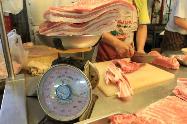 ตลาดสดสามย่าน ตลาดเช้า สามย่าน ร้านหมูสด