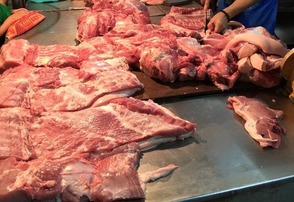 ตลาดสามพราน นครปฐม ร้านหมูสด
