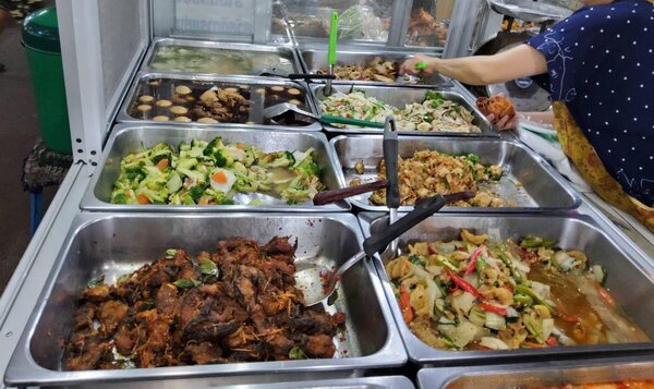 ตลาดสันป่าข่อย จ.เชียงใหม่ ร้านอาหารปรุงสุก