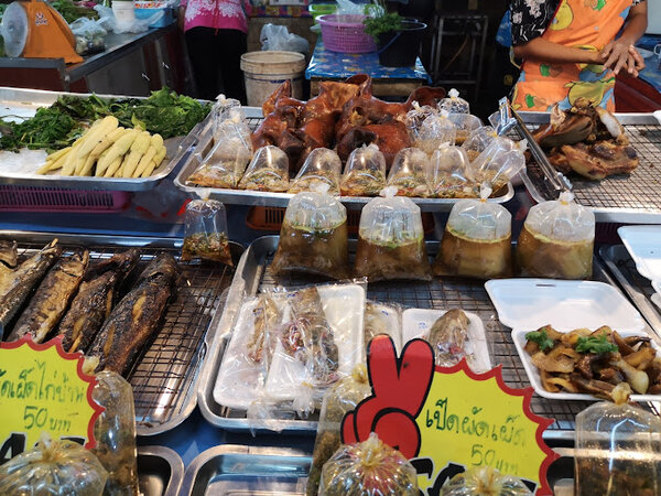ตลาดสดสี่แยกปฐมพร ร้านอาหารปรุงสุก