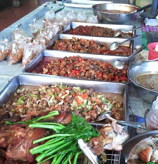 ตลาดบ่อพลอย กาญจนบุรี ตลาดสดเทศบาลตำบลบ่อพลอย ร้านอาหารปรุงสุก