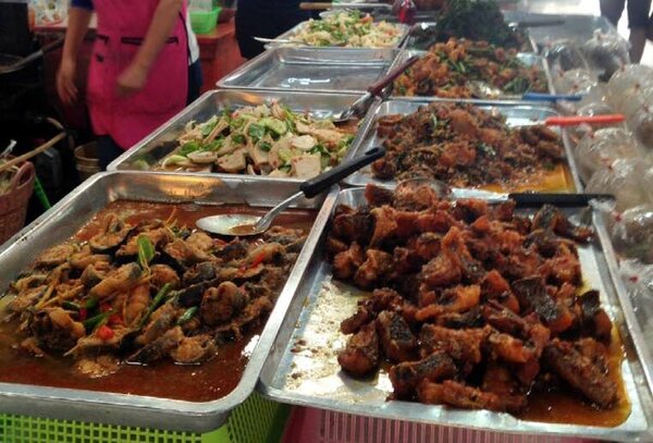 ตลาดค่ายสุรสีห์ ตลาดสด กาญจนบุรี ร้านอาหารปรุงสุก