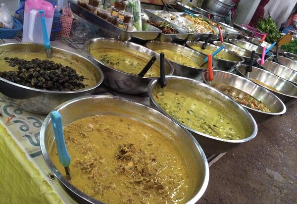 ตลาดสดเพชรสุก ตลาดเช้ากระบี่ ร้านอาหารปรุงสุก