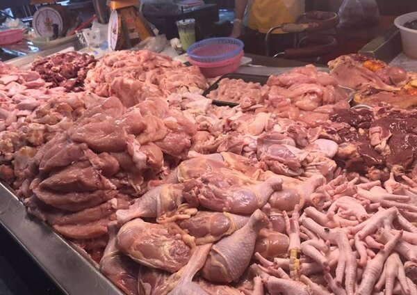 ตลาดสะพานแดง ตลาดสดปทุมธานี ร้านไก่สด