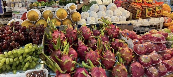 ตลาดเจริญ เจริญ เชียงใหม่ ร้านผลไม้