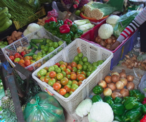 ตลาดผักลำพูน ตลาดสดหนองดอก ติดกับอนุสาวรีย์พระนางจามเทวี