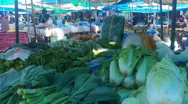 ตลาดสดเทศบาลตำบลฉลุง ตลาดสดขายผัก ร้านผัก