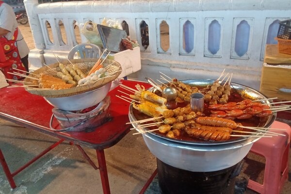 ตลาดสดวัดตระพังทอง ร้านลูกชิ้น