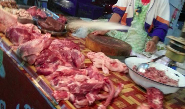 ตลาดเลิงนกทา ร้านหมูสด