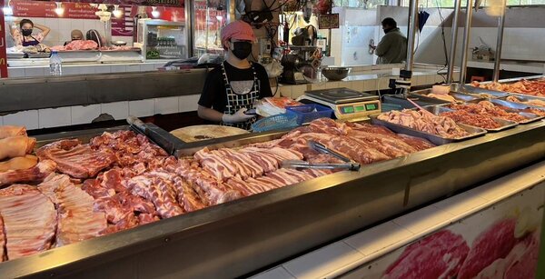 กาดเจริญ เจริญ ร้านหมูสด