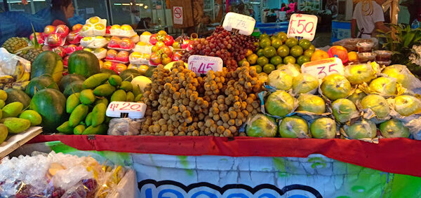 ตลาดบริบูรณ์ เชียงใหม่ ร้านผลไม้