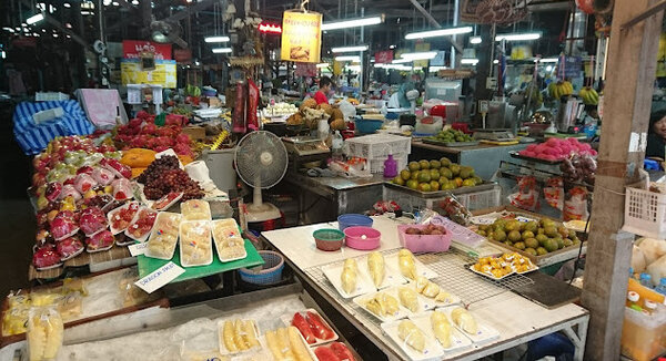 ตลาดสมเพชร เชียงใหม่ ร้านผลไม้