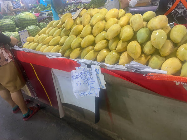 ตลาดภูดอย ร้านผลไม้