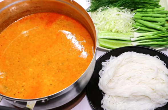 ข้าวปุ้นน้ำยาปลาหลด หรือขนมจีนน้ำยาปลาหลด ข้าวปุ้นน้ำยาปลาหลด