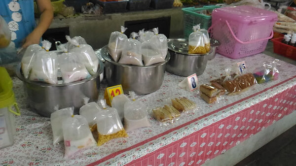 ตลาดตอนเย็น ตลาดนาก่วมใต้ ร้านขนมหวาน