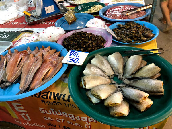 ตลาดสดเวียงชัย ตลาดขายของสด ร้านปลาแดดเดียว