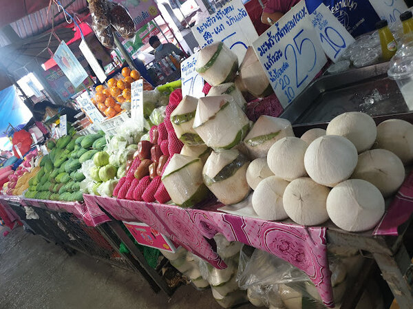 ตลาดบ้านใหม่ ตลาดสด ตอนเย็น จ.เชียงราย ร้านผลไม้