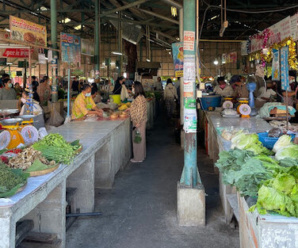 ตลาดตอนเย็น ตลาดสดนาก่วมใต้ ตลาดวัดนาก่วม เปิดทุกวัน เวลา 15.00-20.00 น.