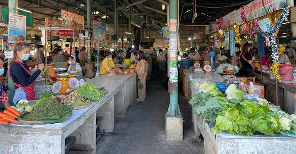 ตลาดนาก่วมใต้ ตลาดเย็นลำปาง ร้านผัก
