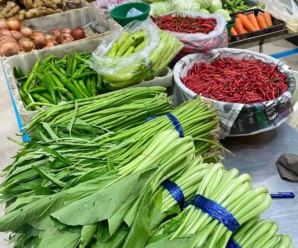 ตลาดสดศรีวังตาล หรือ ตลาดริมน้ำบ้านโป่ง ตลาดเช้า ราชบุรี เปิดขายทุกวัน เวลา 03.00-21.00 น.