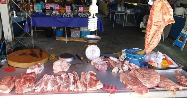 ตลาดริมปิง จ.นครสวรรค์ ร้านหมูสด