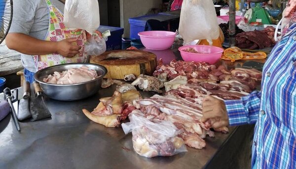 ตลาดประตูล้อ ตลาดสดเชียงราย ร้านหมูสด