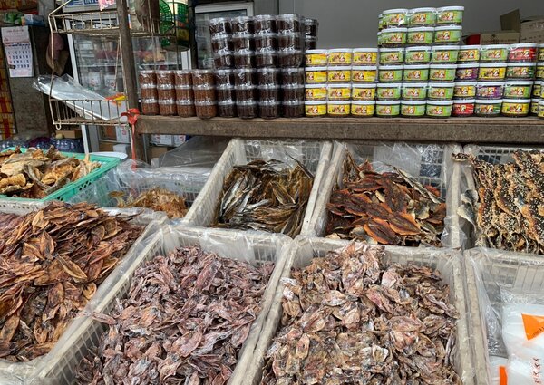 ตลาดเมืองทองเจริญศรี อุดรธานี ร้านอาหารทะเลแห้ง