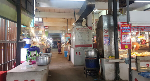ตลาดสดบ้านกาด หรือ กาดอุ้ยคำ ร้านอาหารปรุงสุก