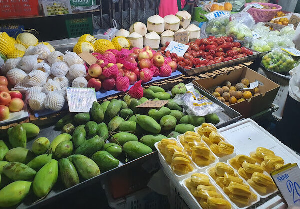 ตลาดสดเทศบาลเมืองกาญจนบุรี ตลาดเช้า กาญจบุรี ร้านผลไม้
