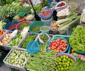 ตลาดสดเทศบาลเมืองกาญจนบุรี ตลาดเปิดขายทุกวัน เวลา 04.30-08.30 และ 15.00-19.00 น.