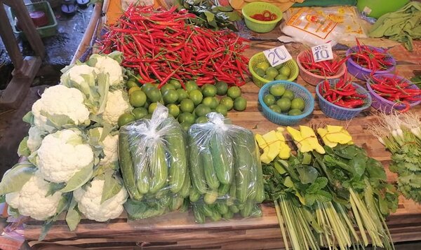 ตลาดต้นมะเกลือ จ.ศรีสะเกษ ร้านผักสด