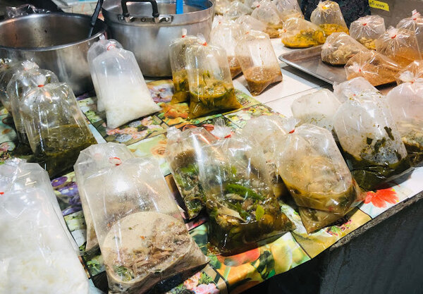 ตลาดกันทรารมย์ ตลาดเช้า ศรีสะเกษ ร้านอาหารปรุงสุก