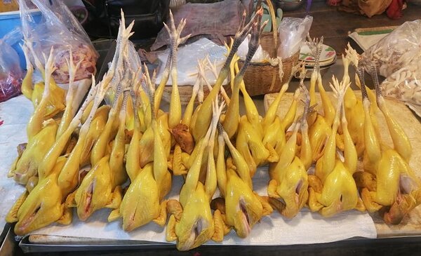 ตลาดสดต้นมะเกลือ ตลาดสด ศรีสะเกษ ร้านไก่สด