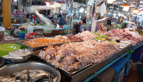 ตลาดสด มุกดาหาร ร้านไก่สด