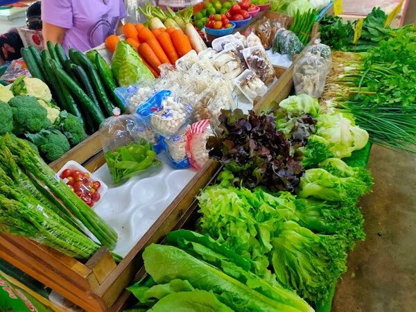 ตลาดอุดมสวัสดิ์ ตลาดสด ช่วงเย็น ร้านผัก