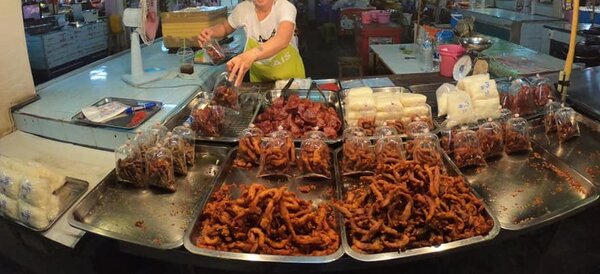 ไนท์บาซาร์ บุรีรัมย์ ตลาดสด บุรีรัมย์ ร้านหมูทอด