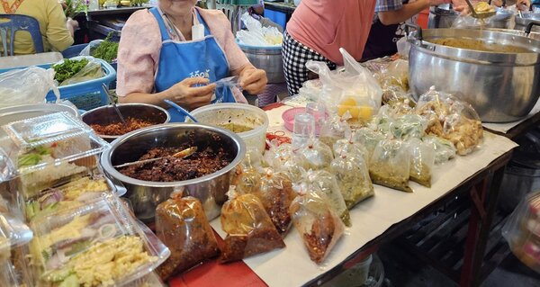 ตลาดเรืองไทย ตลาดเช้า นครสวรรค์ ร้านอาหารปรุงสุก