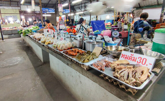 ตลาดอุดมสวัสดิ์ ตลาดเย็น เชียงราย ร้านอาหารปรุงสุก