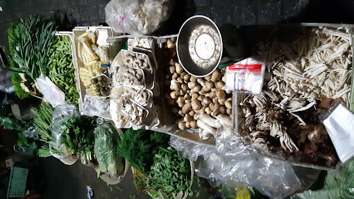 ตลาดอมรพันธ์ หรือ ตลาดอมรพันธ์ แยกเกษตร ผักสดต่างๆ