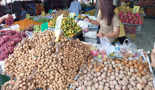 ตลาดเทศบาลตำบลกำแพง ตลาดสด สตูล ร้านผลไม้