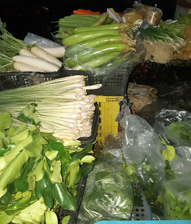 ตลาดอมรพันธ์ หรือ ตลาดอมรพันธ์ แยกเกษตร ร้านผัก