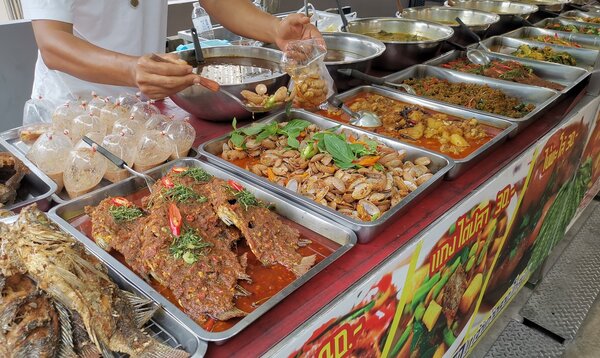 ตลาดโกสุม หรือ ตลาดโกสุมรวมใจ ร้านอาหารปรุงสุก