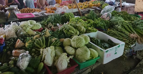 ตลาดบัวขาวมาร์เก็ต ตลาดสด บางละมุง ผักสด
