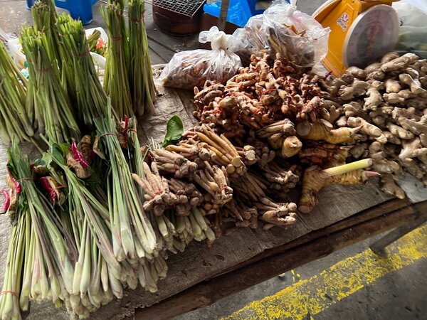 ตลาดสดเทศบาลตำบลท่าตูม ตลาดสดสุรินทร์ ผักสมุนไพร