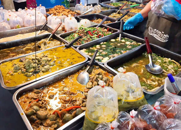ตลาดสระครก ตลาดเย็นโคราช อาหารปรุงสุก