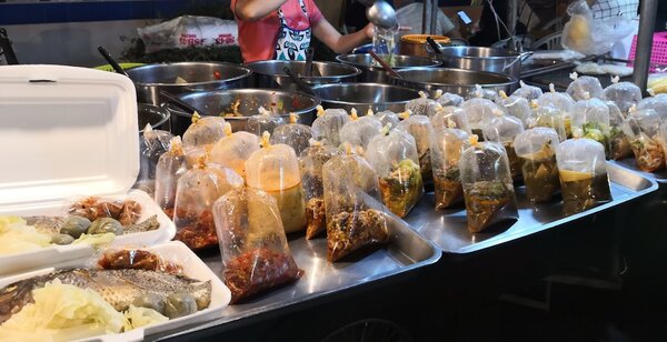 ตลาดร่มโพธิ์ ตลาดเช้า พัทยา อาหารปรุงสุก