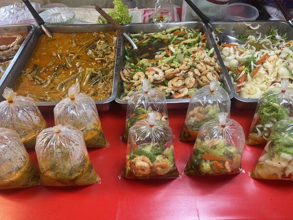 ตลาดหนองสมอ ตลาดเย็น ชลบุรี อาหารปรุงสุก
