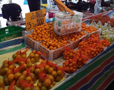 ตลาดเทศบาลนิคมคำสร้อย ตลาดเช้า มุกดาหาร ร้านผลไม้