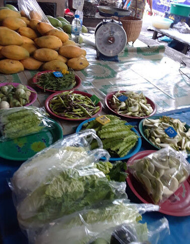 ตลาดเทศบาลนิคมคำสร้อย ตลาดเช้า มุกดาหาร ร้านผัก