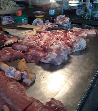 ตลาดเทศบาลนิคมคำสร้อย ตลาดเช้า มุกดาหาร ร้านหมู
